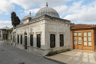 Hüsrev Paşa Kütüphanesi ve Türbesi