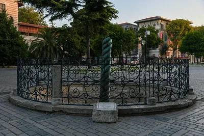 Yılanlı Sütun